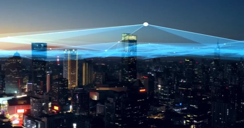 Città con grattacieli di notte con le linee laser rappresentante Web hosting Bluehost