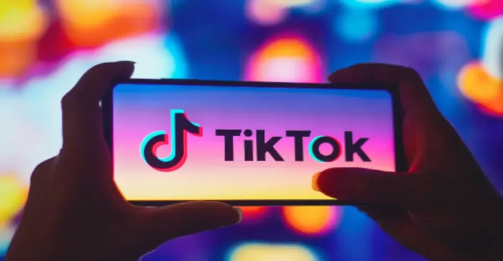 smartphone con la scritta logo tik tok
